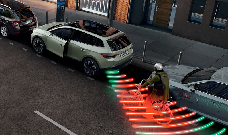 Visualisation of a Skoda's exit warning, showing the sensors detecting a cyclist behind the vehicle