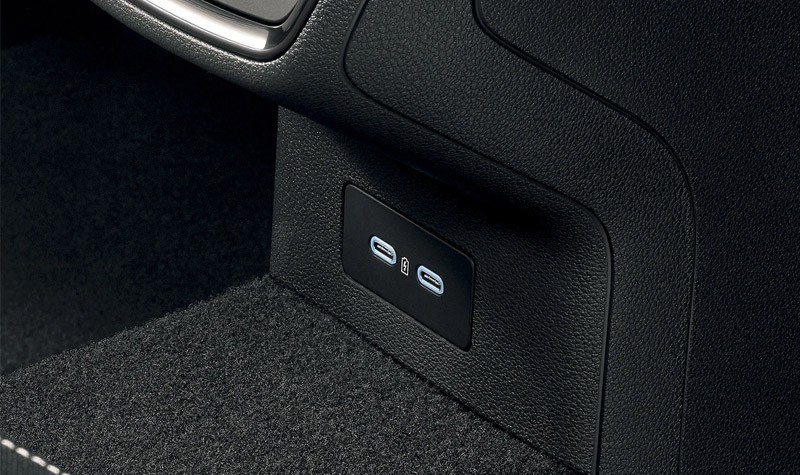 Rear USB ports in the rear centre console for passengeres in the back seat