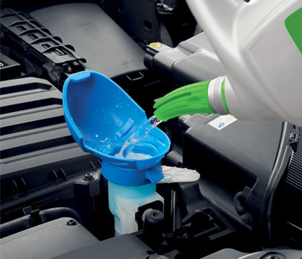 Integrated funnel on the washer fluid vessel in an engine