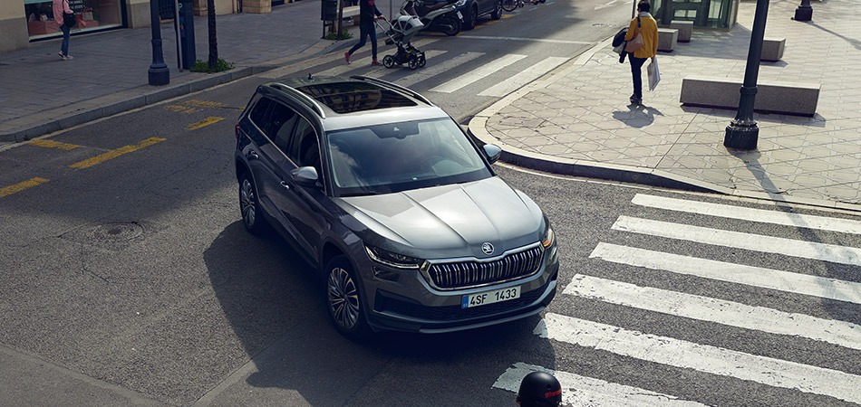 Silver Kodiaq with sunroof driving on European streets