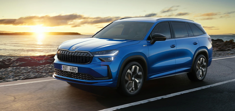 A blue Kodiaq Sportline driving on a coastal road
