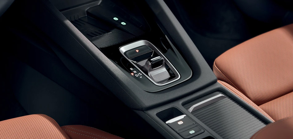 RFront centre console in a Skoda with brown leather seats