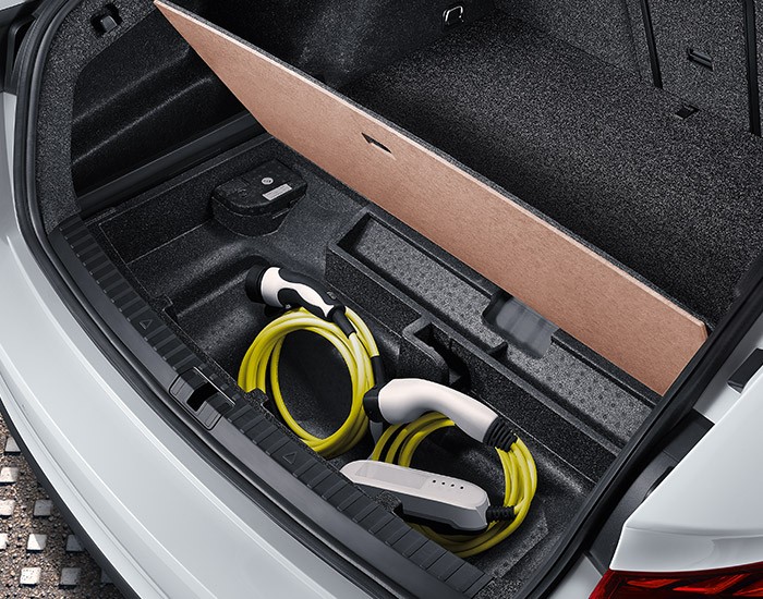Charging cables storaged in the false bottom in the boot of an Octavia iV